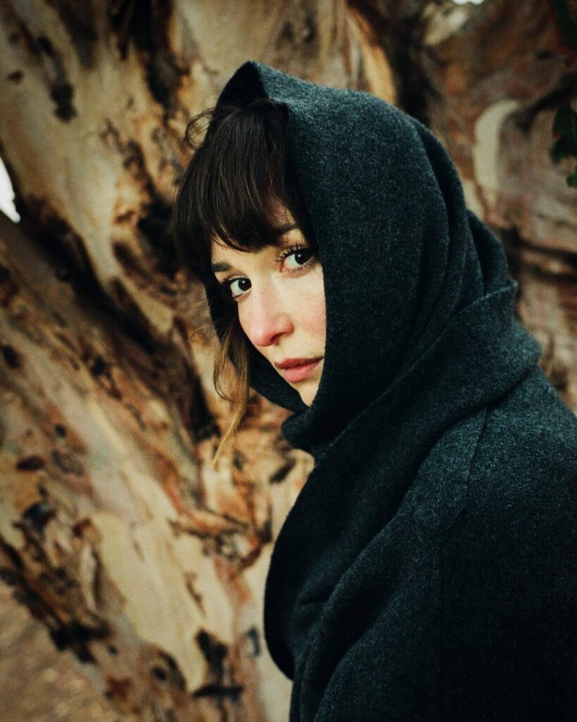 Milana Vayntrub: Age, Career, Boyfriend, Height & Net Worth 2025