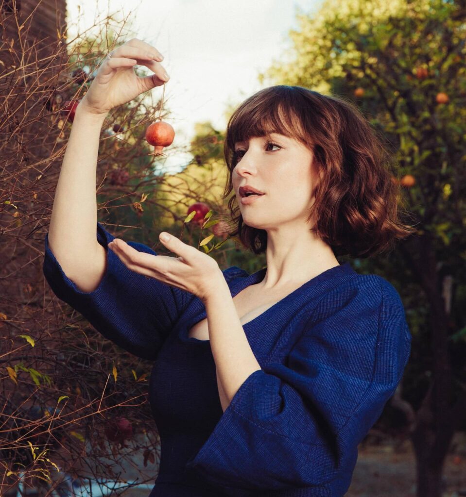 Milana Vayntrub: Age, Career, Boyfriend, Height & Net Worth 2025