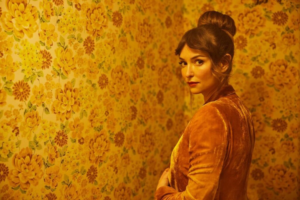 Milana Vayntrub: Age, Career, Boyfriend, Height & Net Worth 2025