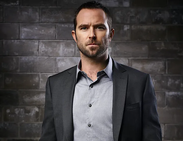 Sullivan Stapleton Wife, Net Worth, Movies & TV Shows – A Complete Profile